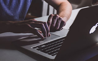 老头整活！詹姆斯三分试投连续不中 随后尝试用左手投篮