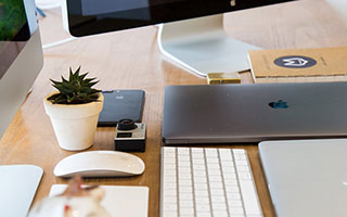 老头整活！詹姆斯三分试投连续不中 随后尝试用左手投篮